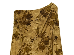 Détail d'une robe en velours à une épaule avec imprimé fleuri et texture dorée