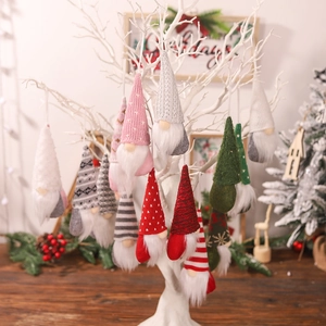 Adorabili gnomi di Natale senza volto appesi a un ramo bianco per decorazioni festive