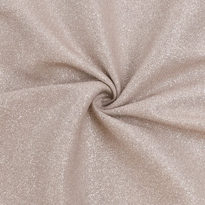 Gros plan sur le tissu pailleté champagne doré avec plis élégants et texture fine