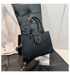 Dettaglio della trama a coccodrillo nera su una borsa a mano quadrata elegante da donna