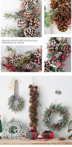 Vue détaillée de la couronne de Noël avec pommes de pin naturelles et baies rouges