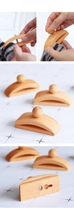 Détails de supports muraux en bois pour courtepointes avec bouton et trou de fixation