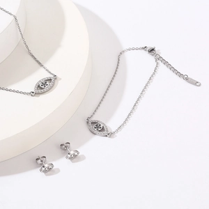 Détail de la parure avec collier, bracelet et boucles d'oreilles œil maléfique en acier