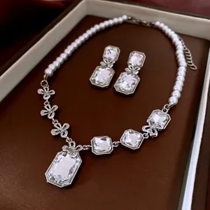 Parure collier et boucles d'oreilles fleur perle avec cristaux rectangulaires