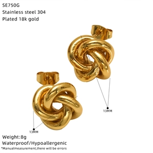 Vue détaillée des boucles d'oreilles nœud en acier doré 18k avec dimensions 13mm