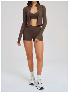Completo yoga marrone 3 pezzi con giacca a zip, reggiseno sportivo e pantaloncini a vita alta