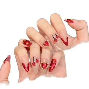 Faux ongles stiletto faits main bordeaux avec strass en cœur et lignes en V