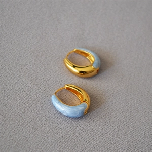 Orecchini a cerchio minimalisti in ottone dorato con smalto marmorizzato blu