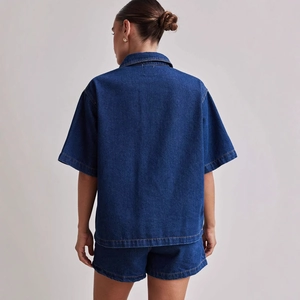 Damen Freizeit-Set aus dunkelblauem Denim mit Kurzarmhemd und Shorts in der Rückansicht