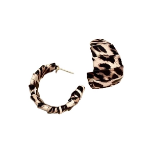 Retro C-shaped leopard print hoop earrings with silver needles for a vintage high-end look