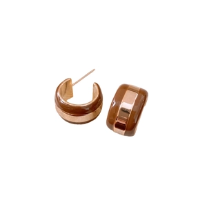 Minimalist C-shaped earrings with caramel enamel and rose gold plated stripe details