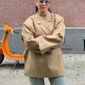 Blazer oversize camel chic avec revers à encoche et épaulettes en style urbain décontracté