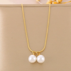 Elegante collana a catena serpente dorata con due pendenti di perle bianche