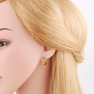 Boucles d'oreilles créoles dorées avec zircons colorés sur modèle, bijoux arc-en-ciel chic