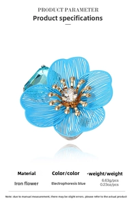 Dettaglio anello a fiore blu elettroforetico con nucleo di cristallo e petali in ferro