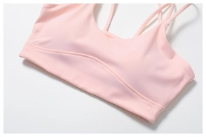 Gros plan du haut de yoga rose avec bretelles croisées et large bande de soutien