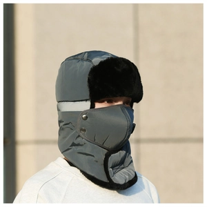 Détail du bonnet d'aviateur gris foncé avec doublure polaire et masque facial amovible
