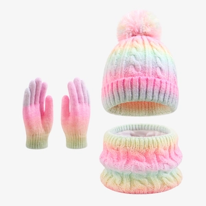 Detailansicht des dicken Stricksets mit weichem Regenbogenverlauf und Plüschfutter