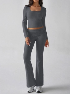 Vue complète d'un ensemble gris avec haut à manches longues col carré et pantalon évasé