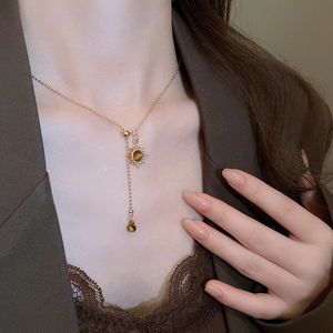 Vue détaillée d'un collier tournesol doré orné d'un pendentif en pierre oeil de tigre