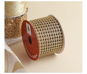 Détail du ruban de Noël en maille dorée pour l'emballage de cadeaux et nœuds festifs