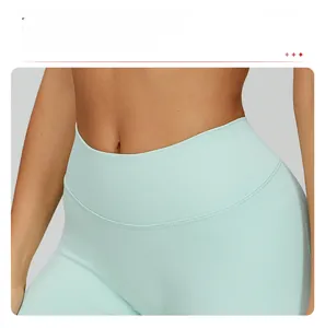 Détail macro du short de yoga sans couture à taille haute en tissu côtelé vert menthe