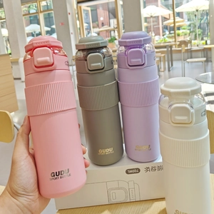Detail of 700ml vacuum insulated sports bottle with textured non-slip grip and safety lock