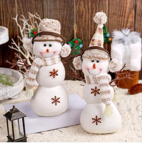 Détail de bonhommes de neige en peluche avec bonnets à carreaux et boutons flocon de neige