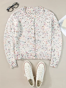 Dettaglio della trama di un cardigan bianco in maglia con filati a pois colorati