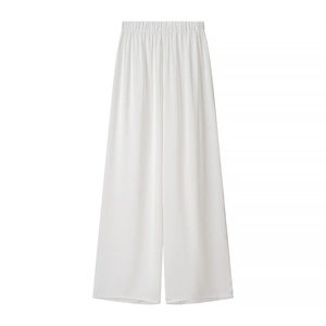 Détail d'un pantalon blanc à jambes larges avec taille élastique plissée et tissu fluide