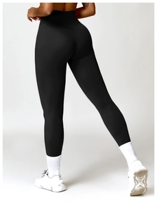 Vue détaillée arrière du legging de yoga noir taille haute avec effet sculptant fessier