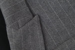Macro du tissu gris à fines rayures montrant les détails du col et la texture