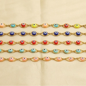 Gros plan de chaînes à perles mauvais œil plaquées or en cinq couleurs vives