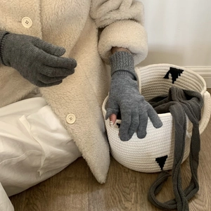 Gros plan de gants d'hiver en tricot gris pour écran tactile avec un manteau douillet