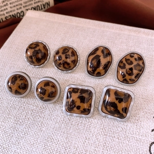Ensemble détaillé de boucles d'oreilles léopard en résine avec bords dorés rétro