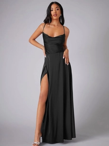 Détail d'une robe de soirée noire en satin avec fente latérale haute et tissu drapé
