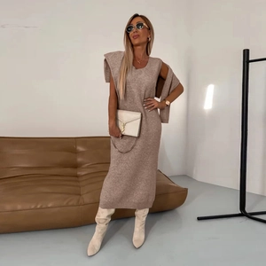 Robe en tricot avoine avec châle assorti en une tenue deux pièces de coupe ajustée