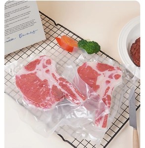 Vista dettagliata di modelli di bistecca Tomahawk sottovuoto con venature di grasso realistiche