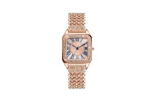 Detail der roségoldenen quadratischen Uhr mit blauen römischen Ziffern und Kristallarmband