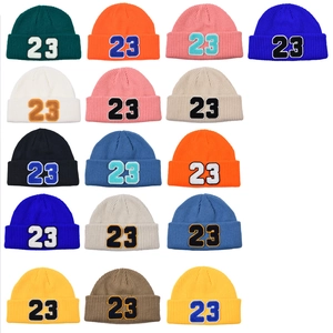 Gorros de punto de invierno con bordado del número 23 en varios colores y tela cálida