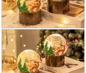 Détails de boule à neige de Noël avec Père Noël, renne, bonhomme de neige et socle en bois