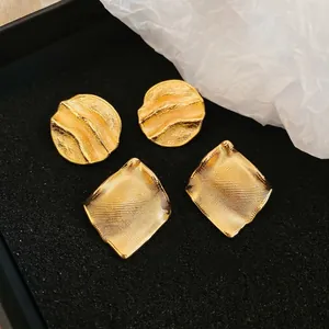 Set de boucles d'oreilles dorées en métal froissé avec motifs vagues et grille