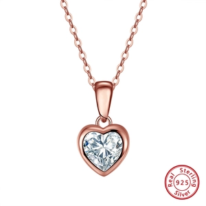 Détail macro du collier cœur en argent S925 doré rose avec pierre de zircone brillante