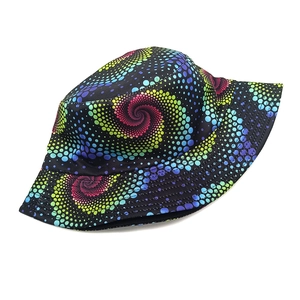 Cappello da pescatore con stampa a spirale colorata e motivo tie-dye su fondo nero