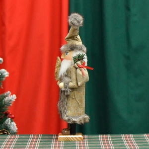 Casse-noisette Père Noël en robe dorée et rouge avec branche de pin décor de fête
