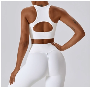 Détail d'ensemble de yoga blanc côtelé avec pantalon taille haute et brassière dos nu