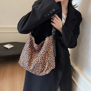 Elegante borsa tote leopardata di grande capacità con tracolla nera regolabile