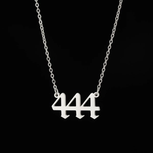 Gros plan détaillé du pendentif numéro d'ange 444 gothique sur une chaîne argentée