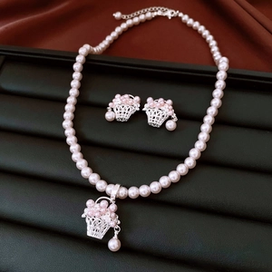 Vue détaillée du collier pendentif panier de fleurs en perles et des boucles