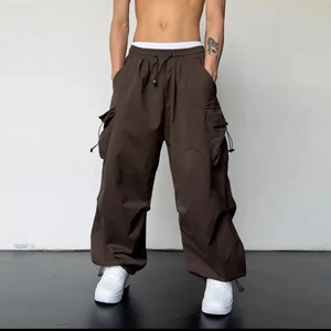 Vue détaillée du pantalon cargo marron foncé avec cordons de serrage réglables en bas